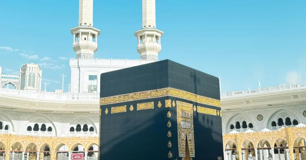 Umrah guide step by step—pilgrims performing Tawaf around the Holy Kaaba in Makkah